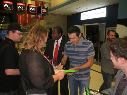 Ronnie giver Fru Snookerrejser.dk en autograf