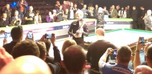 Fotografi af Roberson med UK Championship 2015 trofæet - en masse mennesker står foran ham og fotograferer med deres mobiltelefoner