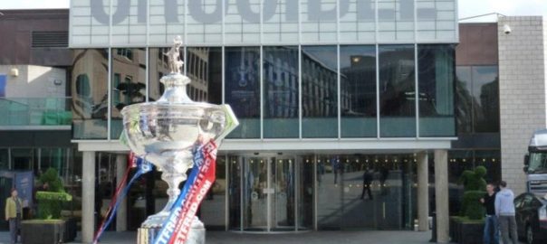 VM i Snooker trofæet foran the Crucible i Sheffield