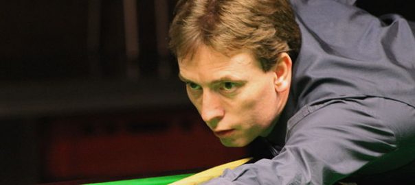 Fotografi af Ken Doherty som gør klar til at støde