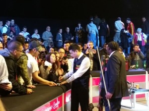 Ding Junhui skriver autografer efter nederlaget i semifinalen