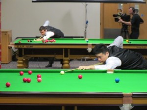 Ronnie O'Sullivan og Ding Junhui træner i Tournament Lounge før semifinalen