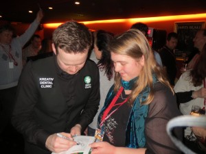 Shaun Murphy skriver autografer i loungen