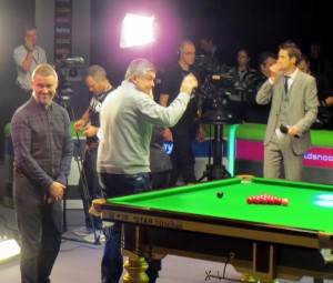 Fotografi af Stephen Hendry, John Parrott og Rob Walker før semifinale 1 ved UK Championship 2015