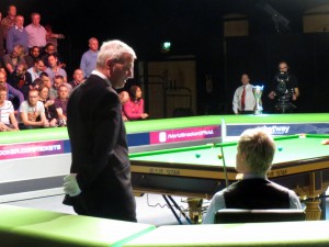 Jan Verhaas og Neil Robertson får sig en sludder efter Robbos 147 break i finalen ved UK Championship