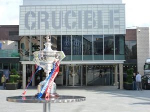 VM i Snooker trofæet foran the Crucible i Sheffield