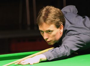 Fotografi af Ken Doherty som gør klar til at støde